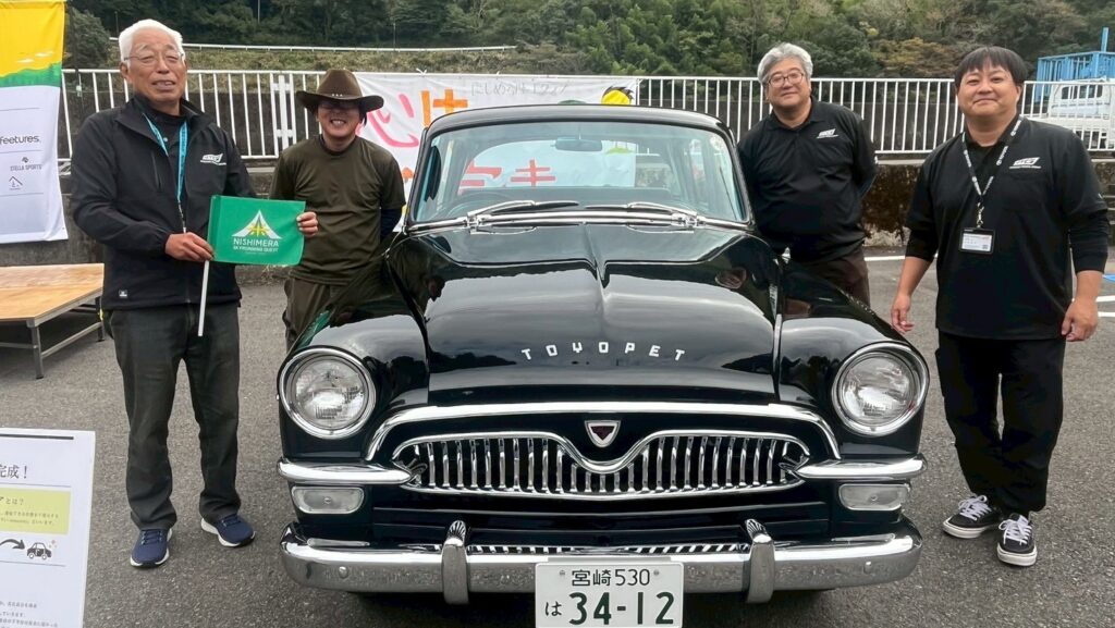 西米良スカイトレイルで初代クラウンを展示