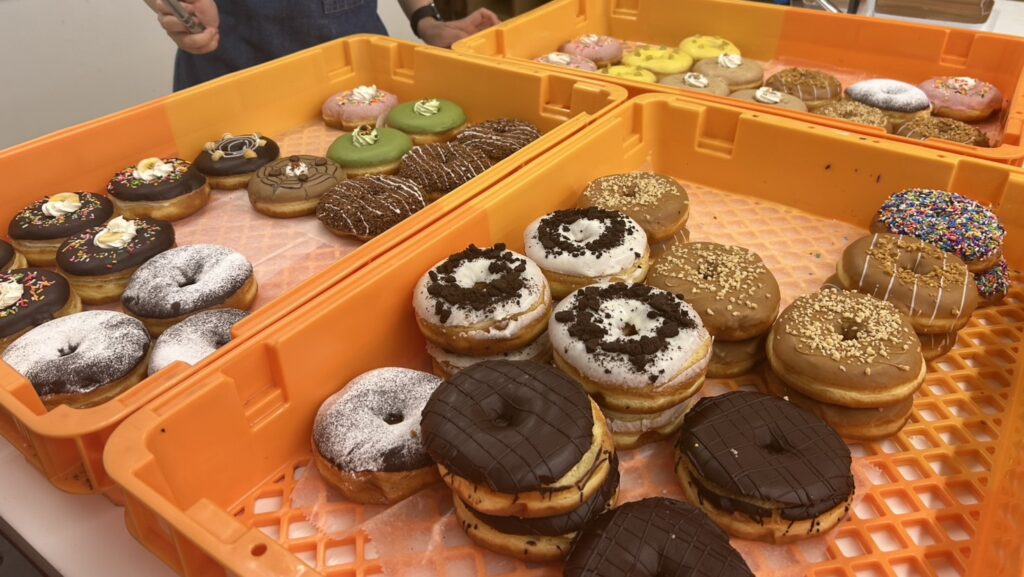 新富町の子ども食堂へドーナツを寄贈しました