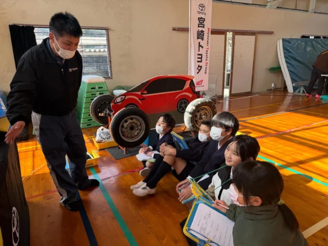 ＼小林市東方小学校　こばやし仕事博覧会／

1月29日（木）
小林市東方小学校の『こばやし仕事博覧会』に参加しました‼️

会場には多彩な職種が集結✨
宮崎トヨタは『整備士』をテーマに仕事の魅力を発信しました🛠️

今回は、全国サービススキルコンテストで金賞受賞の小蓬さんが講師を務め、整備士になったきっかけや日々の仕事のやりがいについてお伝えしました👏

講話後は実際の工具を使って、タイヤナットの取り外しを体験！
真剣に取り組む姿がとても印象的でした☺️

私たちにとっても充実した時間となり、とても楽しかったです💓
東方小学校様ありがとうございました！！

#小林市東方小学校#こばやし仕事博覧会#宮崎トヨタ#整備士#出張授業