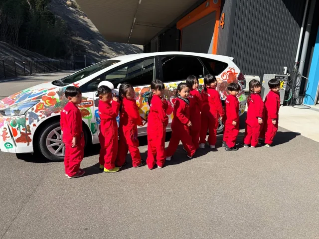 \八幡保育園　総合物流センター見学🚘/

2月13日 八幡保育園様🌟

工場見学と車のペイント体験をしました😆

好きな色を選んで、丁寧にぬりぬり🎨
素敵な車が完成しました👏

八幡保育園様ありがとうございました😊

#宮崎トヨタ自動車株式会社#総合物流センター#工場見学#八幡保育園#ペイント体験