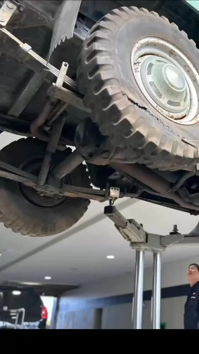 【ランドクルーザーFJ43レストア進捗報告】

今回はデファレンシャルケースの脱着作業！

接合部ががっちり張り付いていて、なかなか外れない…💦

約30分かけて地道に少しずつ。
無理せず、均等に力をかけて慎重に作業をし、無事に取り外すことができました〜🙌

次回の進捗もお楽しみに☺️

#ランドクルーザーfj43#ランドクルーザー#レストア#車好きとつながりたい #宮崎トヨタ