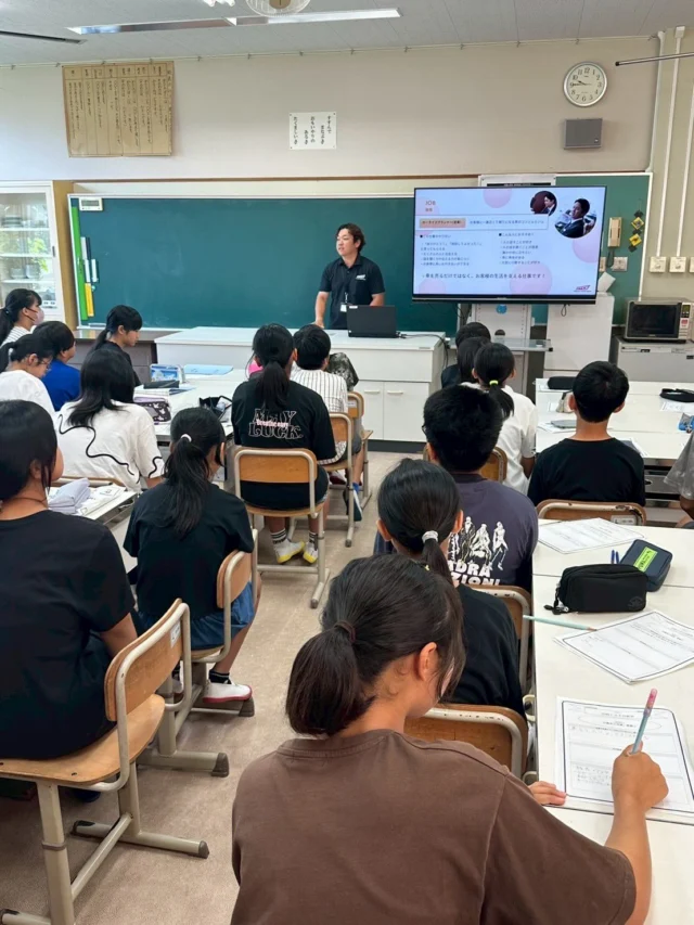 \木脇小学校　キャリア学習📚/

7月15日（水）
木脇小学校の6年生に向けて、キャリア学習を実施しました‼️

営業・受付・整備士・本部スタッフ
それぞれの職種の魅力だったり、
やりがいや苦労したことなどお話させていただきました。

生徒の皆さんは真剣な表情で話を聞いてくれました✨
質問タイムでは『どんな教科が役に立ちますか？』など将来を考えた質問もたくさん！

最後の感想では『宮崎トヨタが気になりました！』という声もいただき、とてもうれしく、私達にとっても励みになる時間となりました🙌

木脇小学校の皆さんありがとうございました！

#宮崎トヨタ#木脇小学校#出張授業#TOYOTA#地域貢献活動